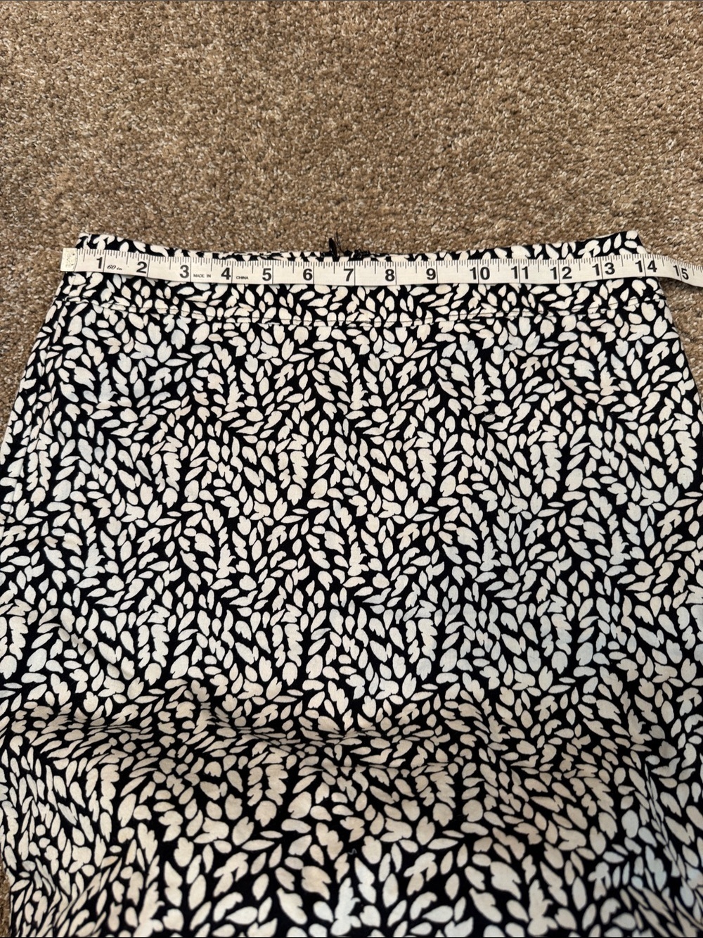 LOFT Black and White Leaf-Print Pencil Skirt SZ 2P back zip up stretch career - Picture 4 of 8
